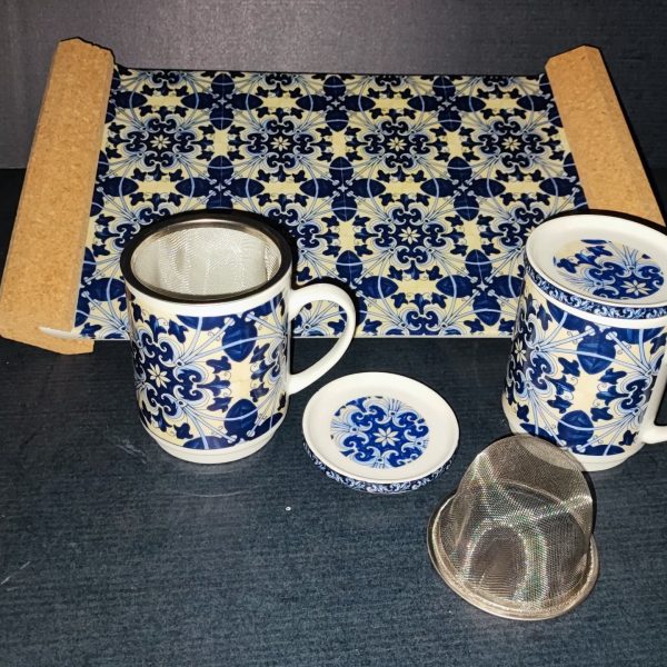 Tabuleiro com Asas de Cortiça e Canecas de Chá com Filtro